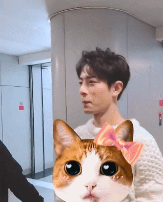 肖战被粉丝喊宝贝近距离猛撩当场害羞躲避镜头耳朵都红了