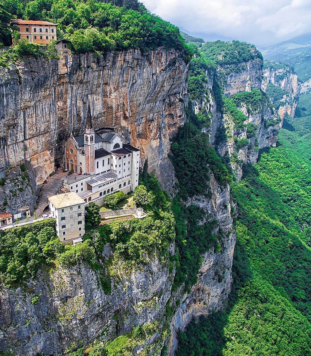 意大利的悬空教堂76像极了燕子窝78