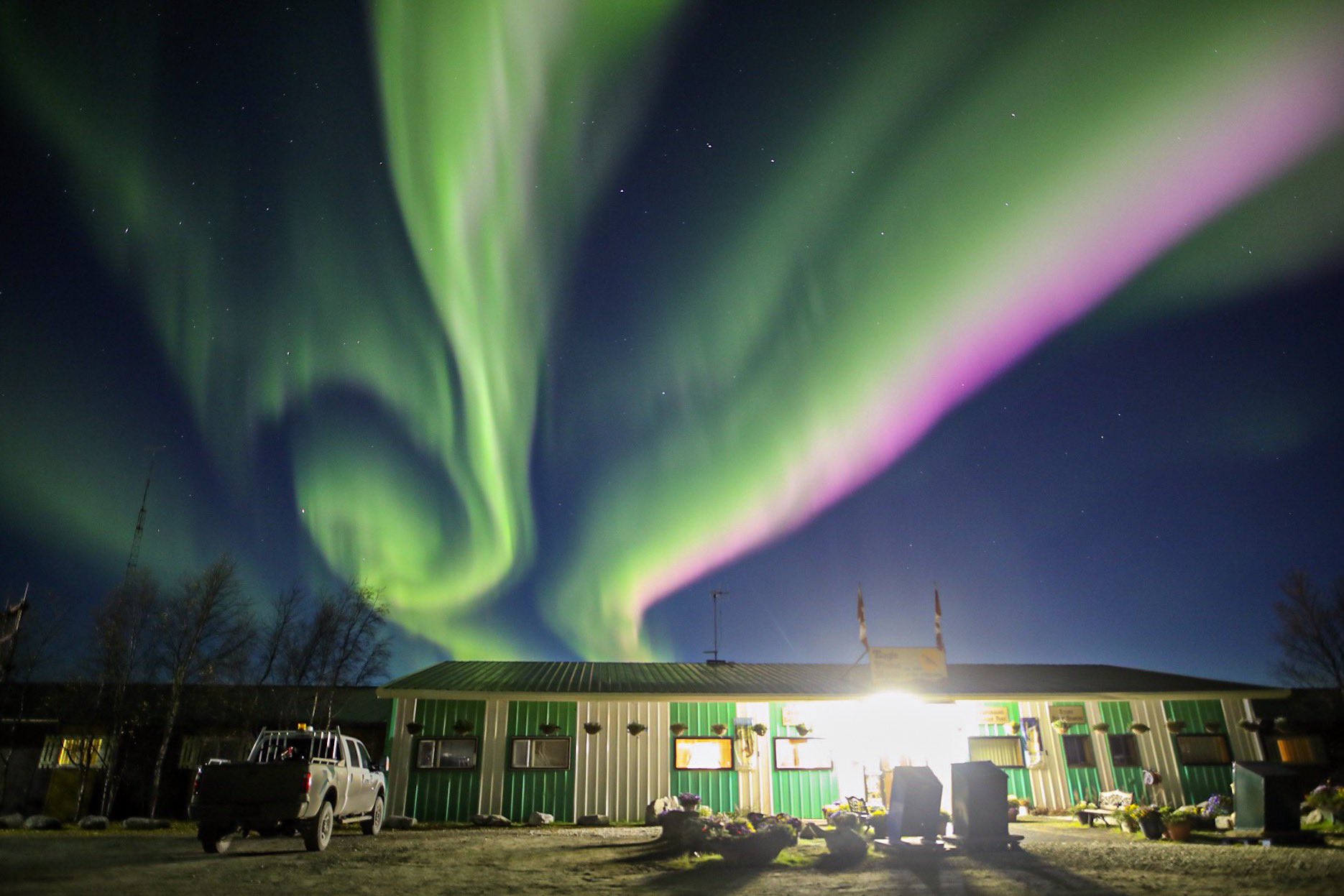 昨晚北极圈的一些场景!育空极光__财经头条