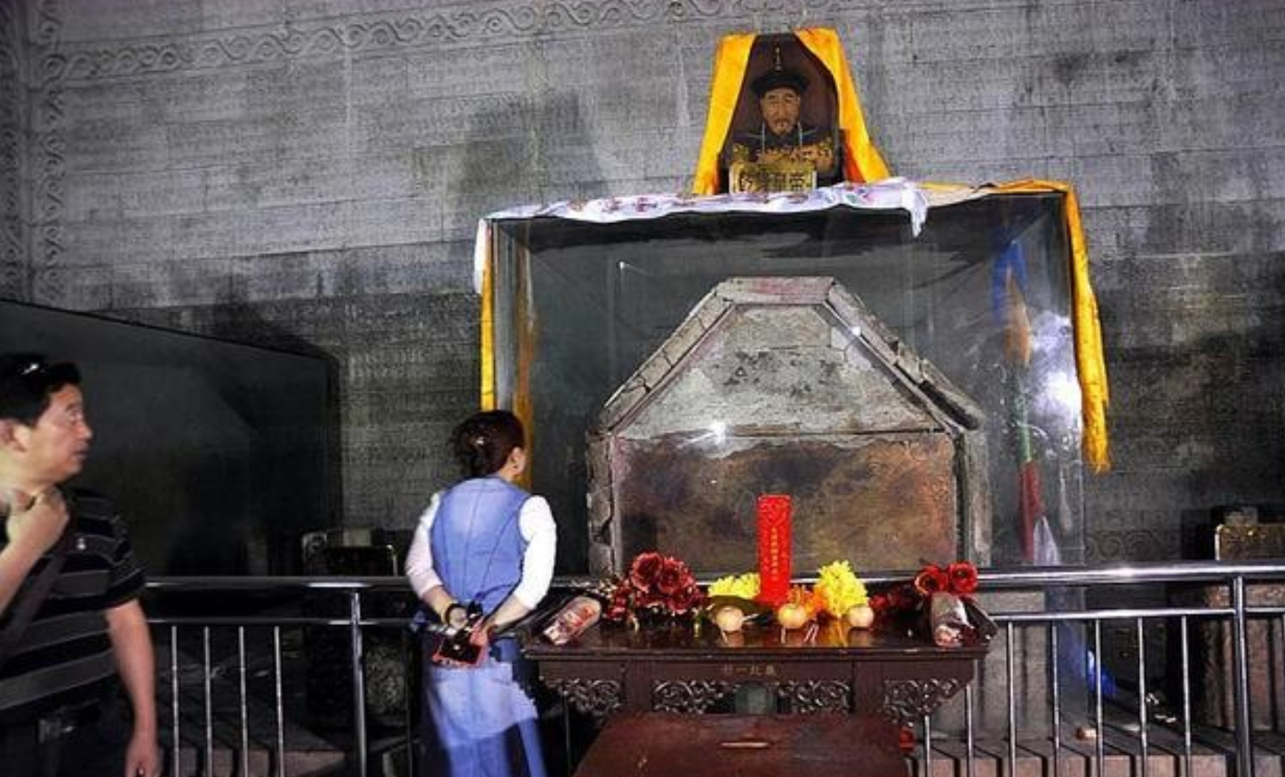 乾隆皇帝真实长相,郎世宁绘制,墓地孙殿英盗掘