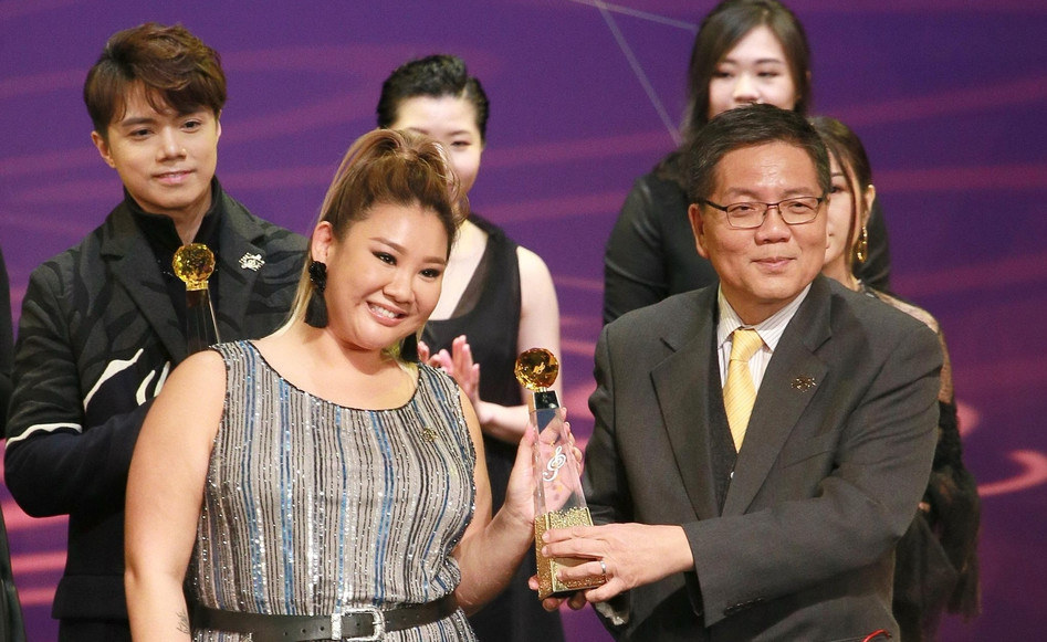 沈殿霞女儿郑欣宜是真的又胖了!用水桶腰来形容,一点都不过分