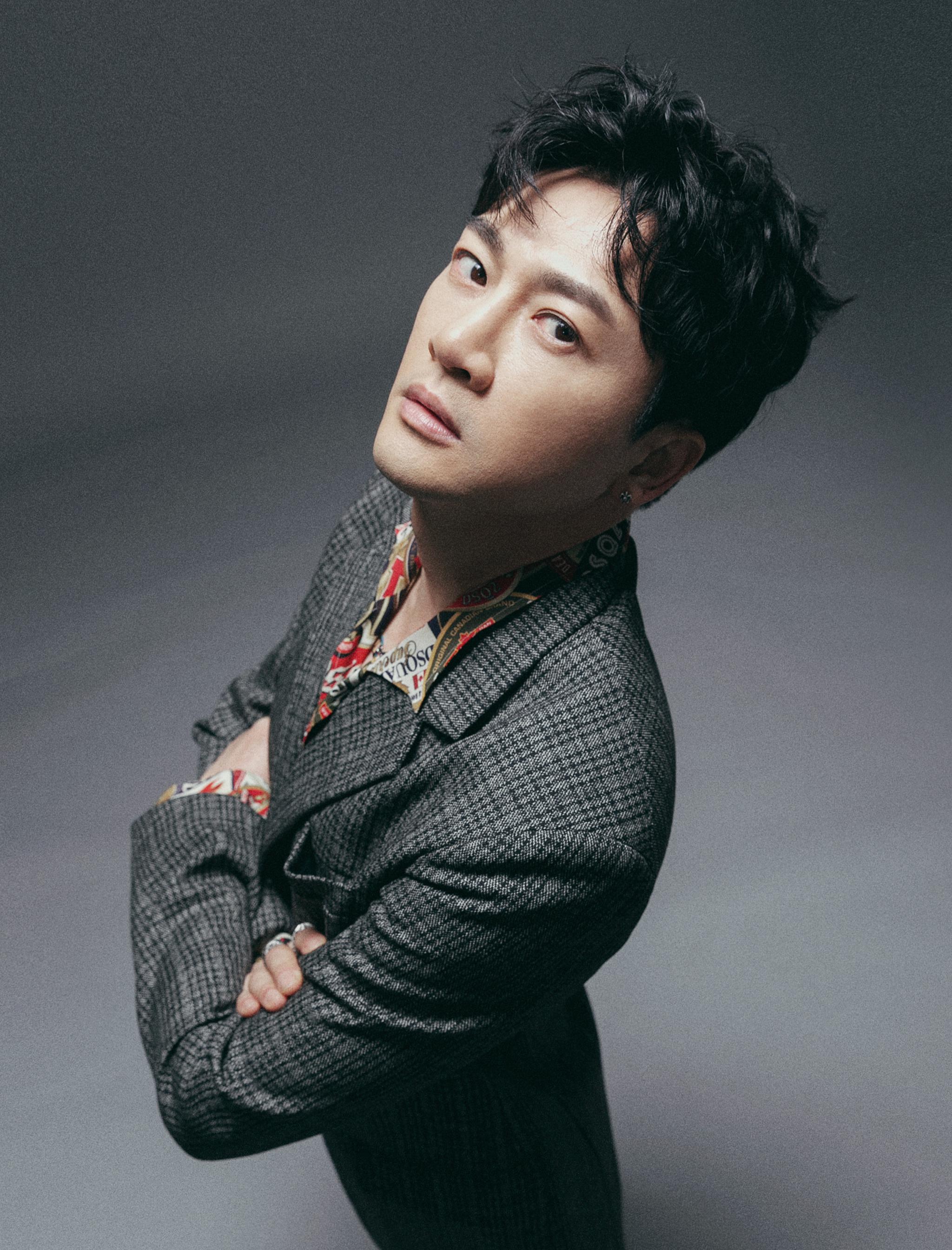 你们催了一个礼拜的复古摩登style老板@苏有朋 来咯～身着格纹西装内