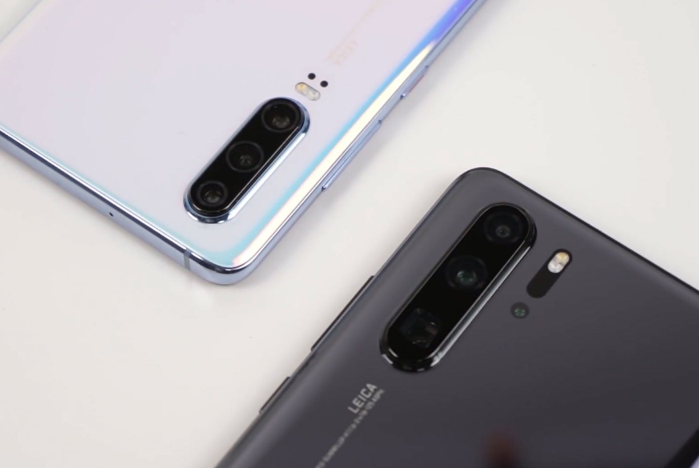 背部最大的区别就是摄像头模组的大小区别,华为p30 pro由于采用了潜望