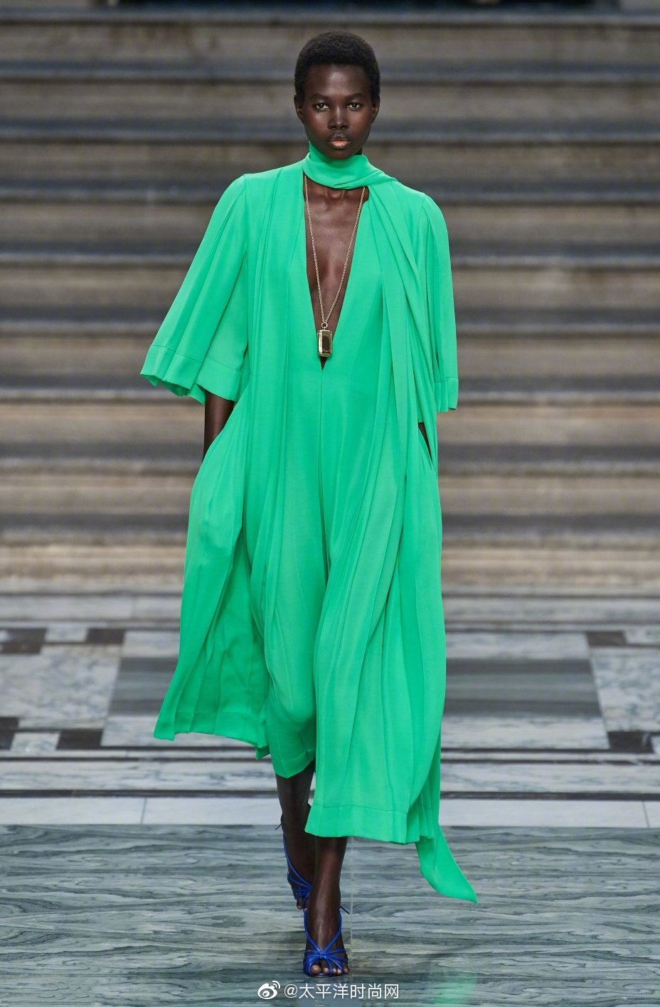 victoriabeckham2020春夏系列,在经典的基础色调上