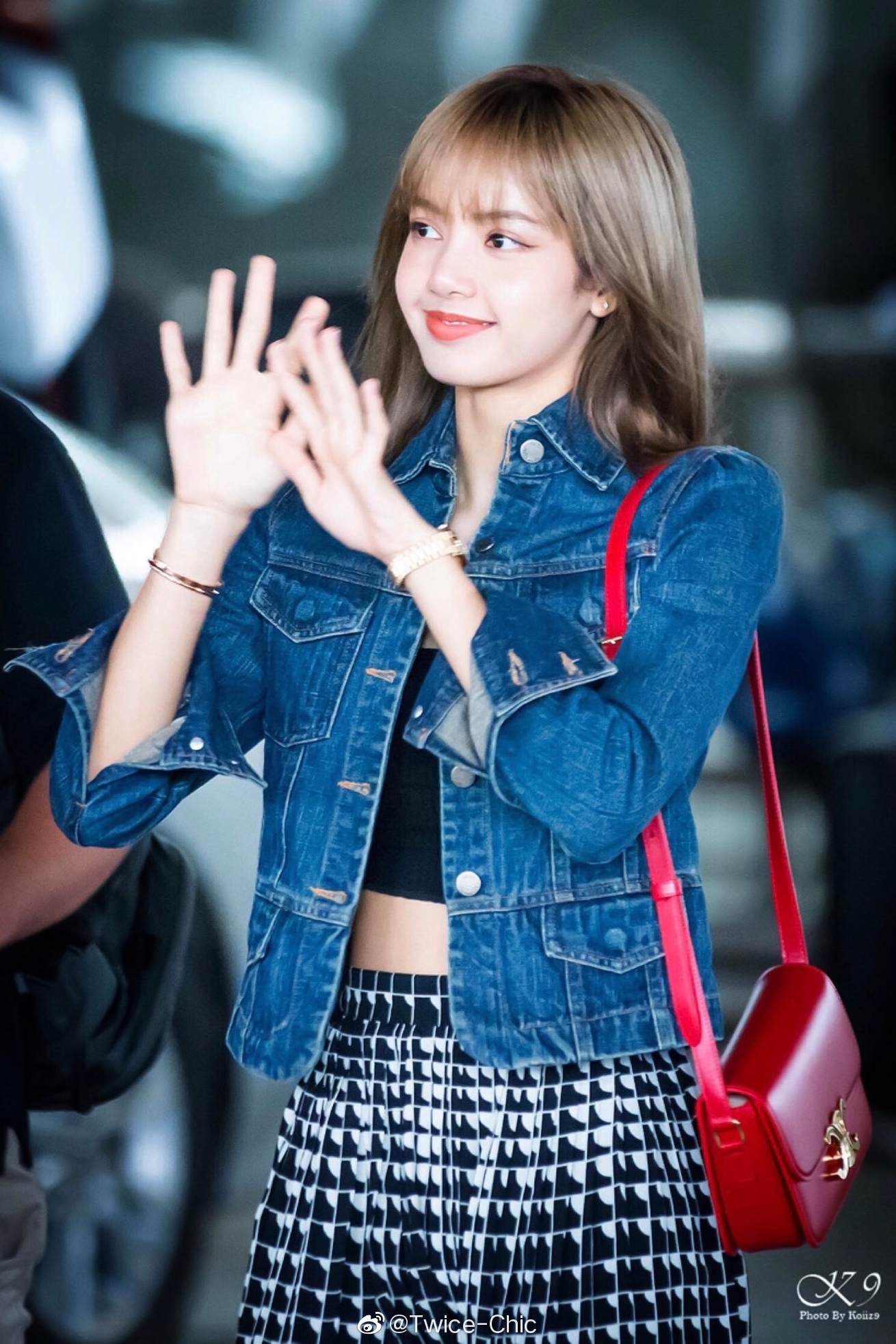 lisa今日现身泰国曼谷机场穿搭