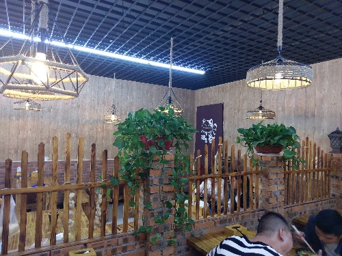 农村小伙探店镇上最高规格小吃店这样也能算特色