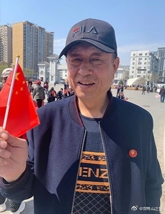 广泛发动群众集贤县共和国长子的家国情怀佩戴国旗徽章活动接力进行中