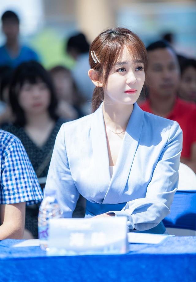 海陆身穿蓝色西装搭配同色系腰带 网友夸其:有眼光