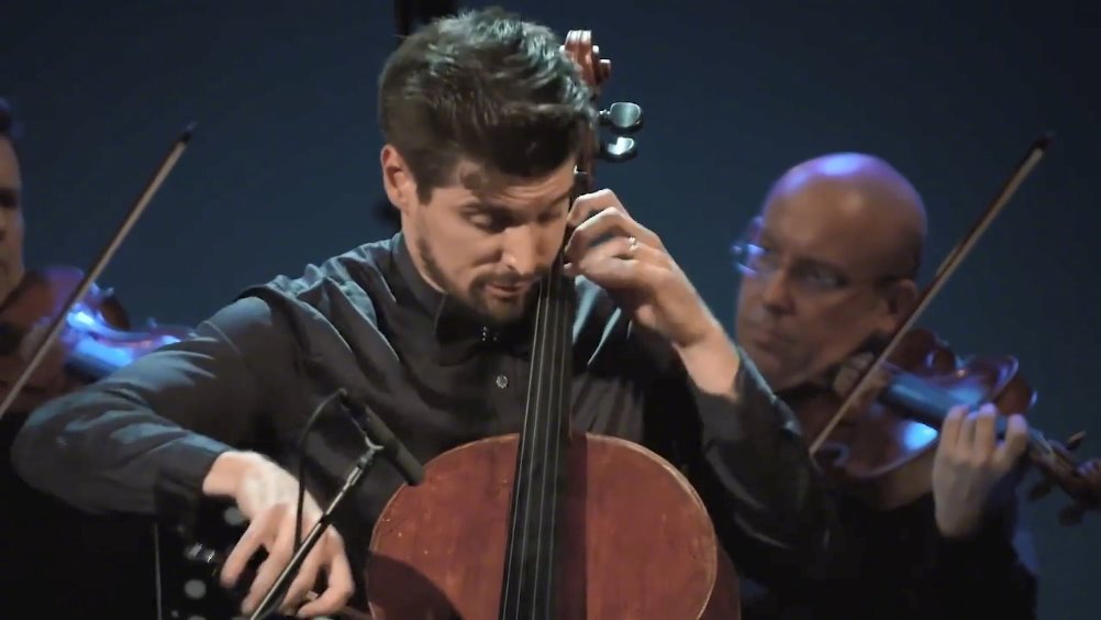 大提琴家卢卡·苏里科与乐队演奏