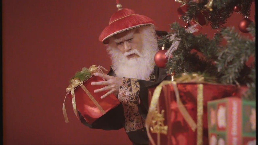 国产圣诞老人徐锦江祝大家 不加班!