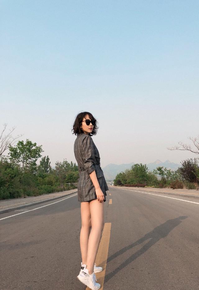 以为孙耀琦的白衬衫够可爱了,只要看见花苞牛仔裤,好想买同款