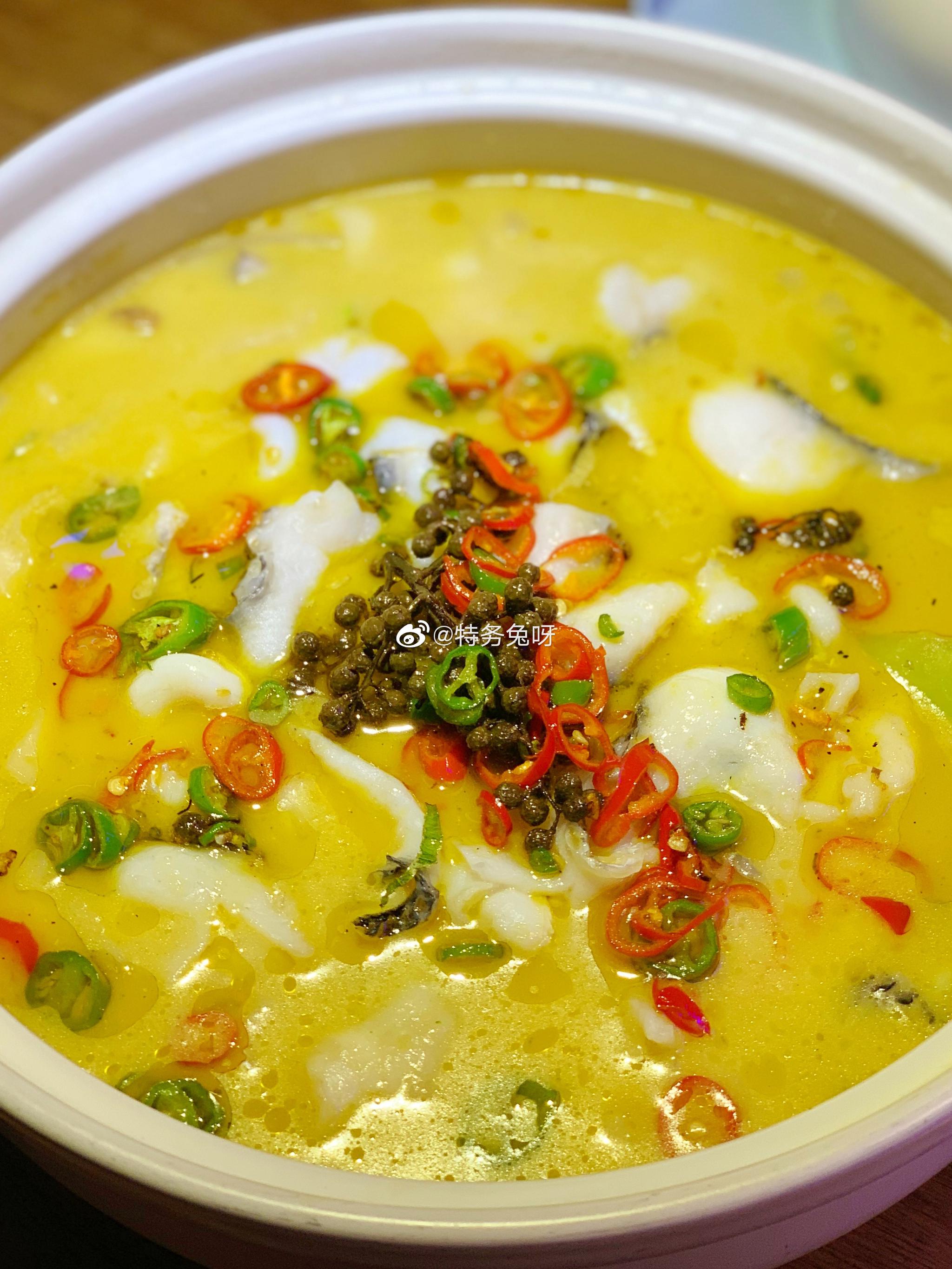 最喜欢乌鱼煲 属于没有海椒的酸菜鱼 不仅阔以喝汤 汤还很浓