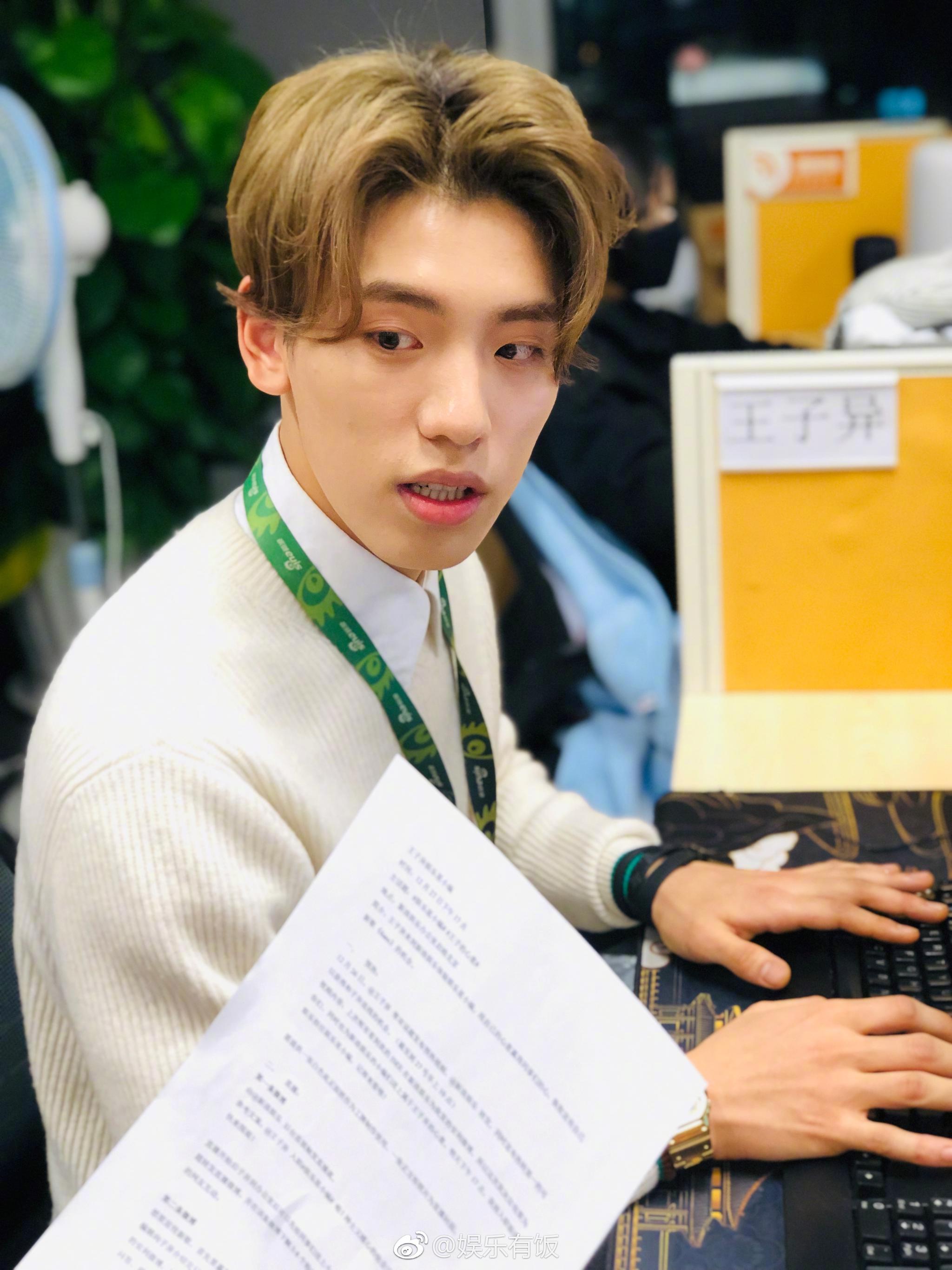 工作累了,刚入职的男同事 教我们放松身体小妙招! 摄影@苒曦初生