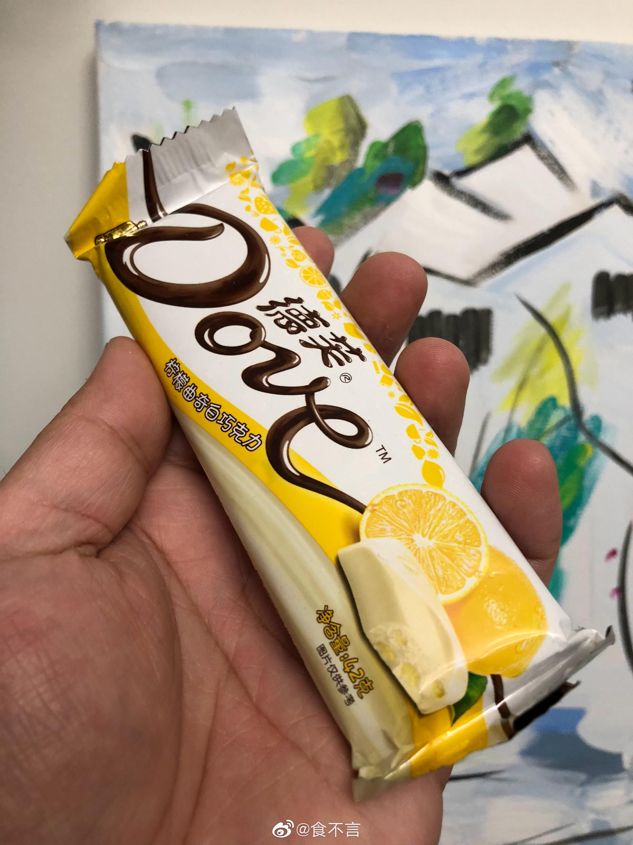 好久没吃过dove德芙巧克力了逛超市发现了这个柠檬曲奇白巧克力酸酸