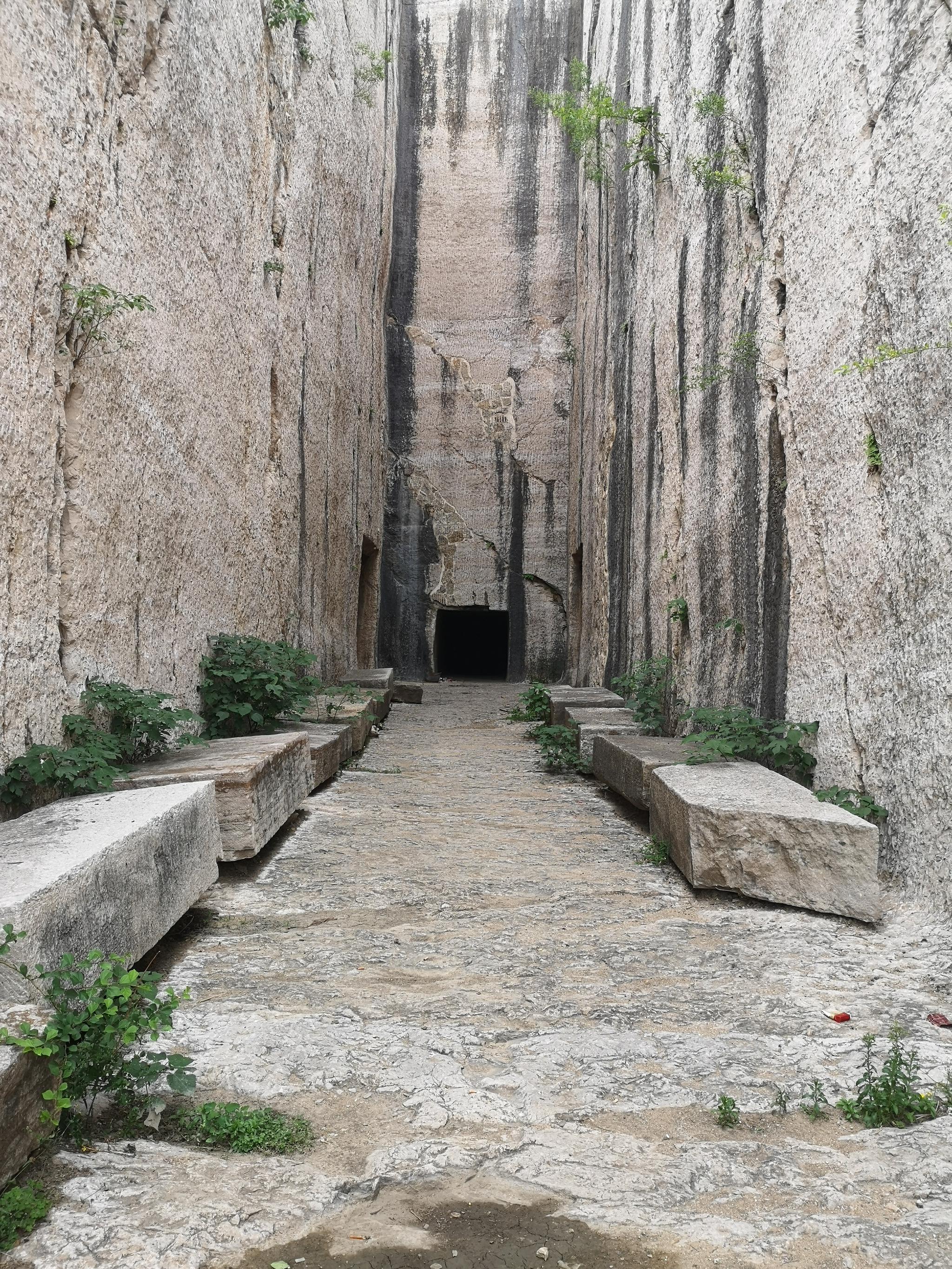 山东九龙山汉代崖墓,目前能看到的有4处,并列一排