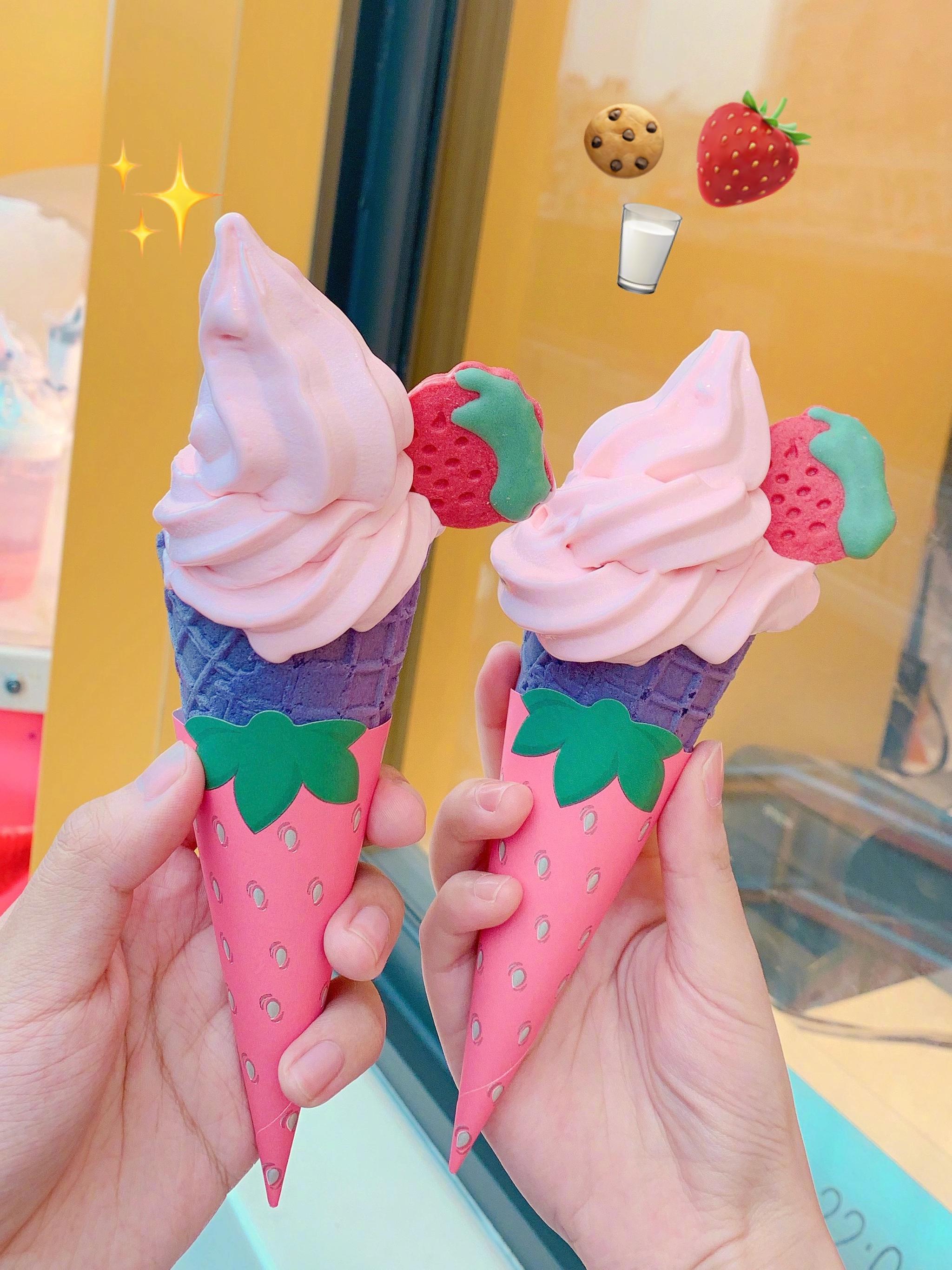 还有个名字叫小甜莓甜筒,很少女了草莓造型的装饰小饼干超可爱!