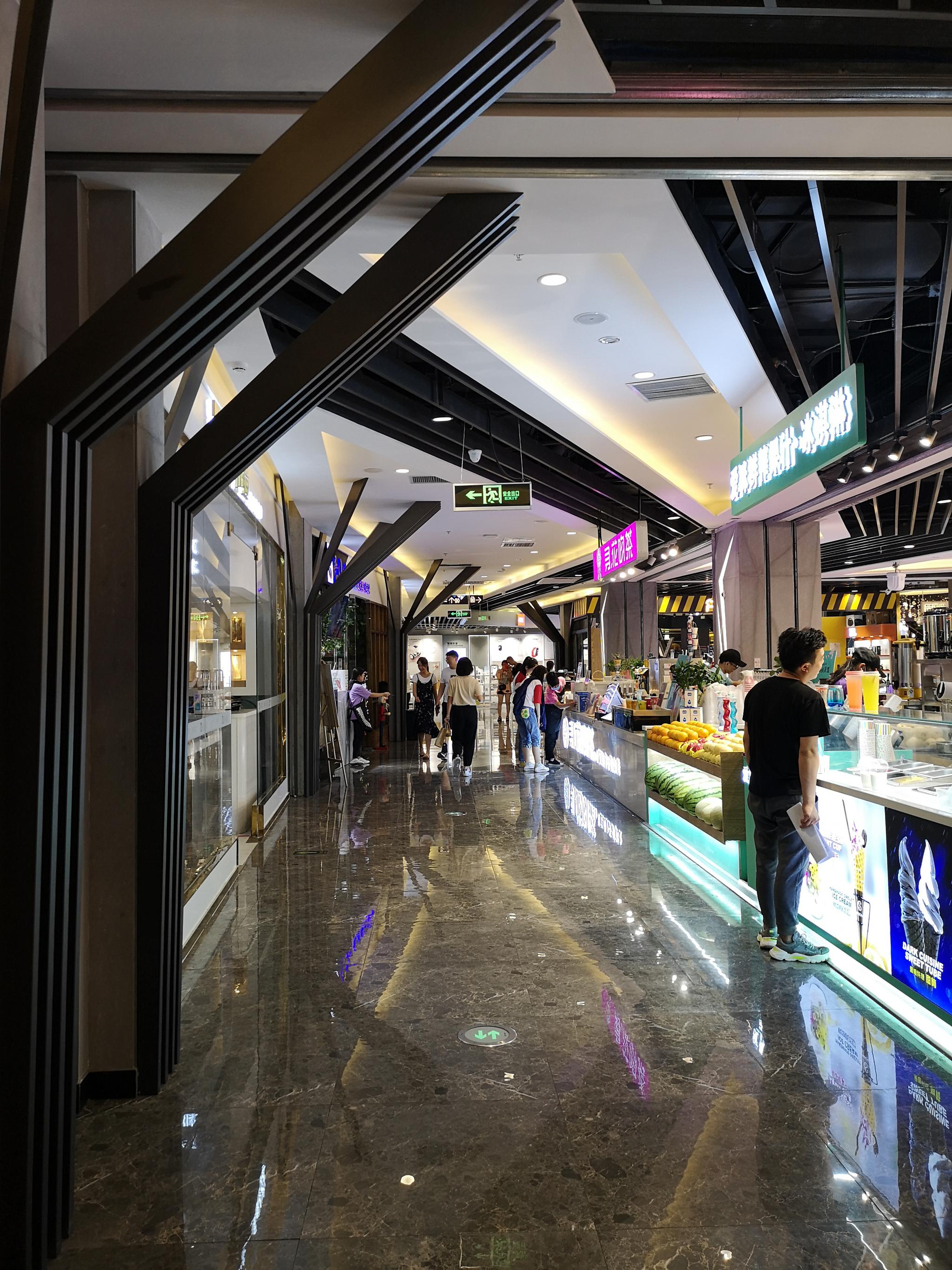 到了乌鲁木齐的商场,感觉好现代好不适应.来新疆快2个月