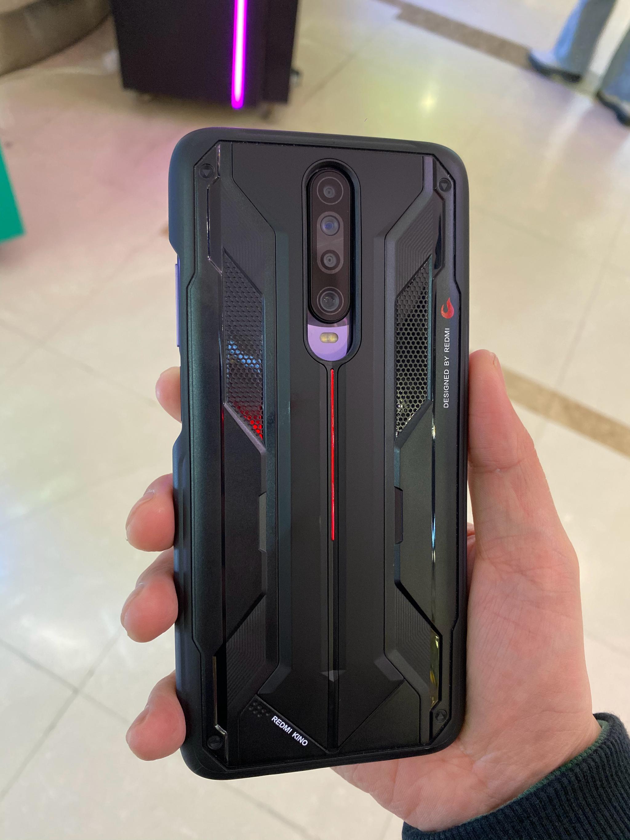 这次 redmi k30 系列还有一个黑鲨游戏手机风格的防摔保护壳