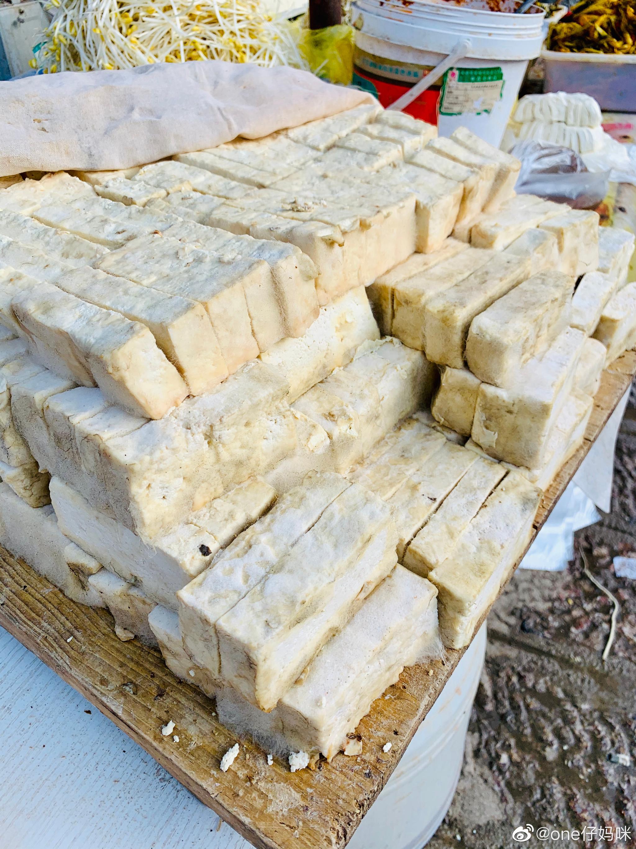 云南臭豆腐,表面长了一层白毛,也叫毛豆腐,可以煎,烤,炸