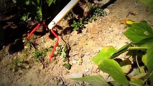 国外60岁老奶奶制作"钢丝"除草机,20元造一个,一天除草3亩地