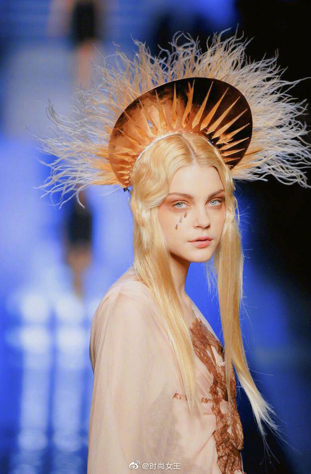 2007年jessicastam在高缇耶摄人心魄的眼睛和那场经典大秀里神女降世