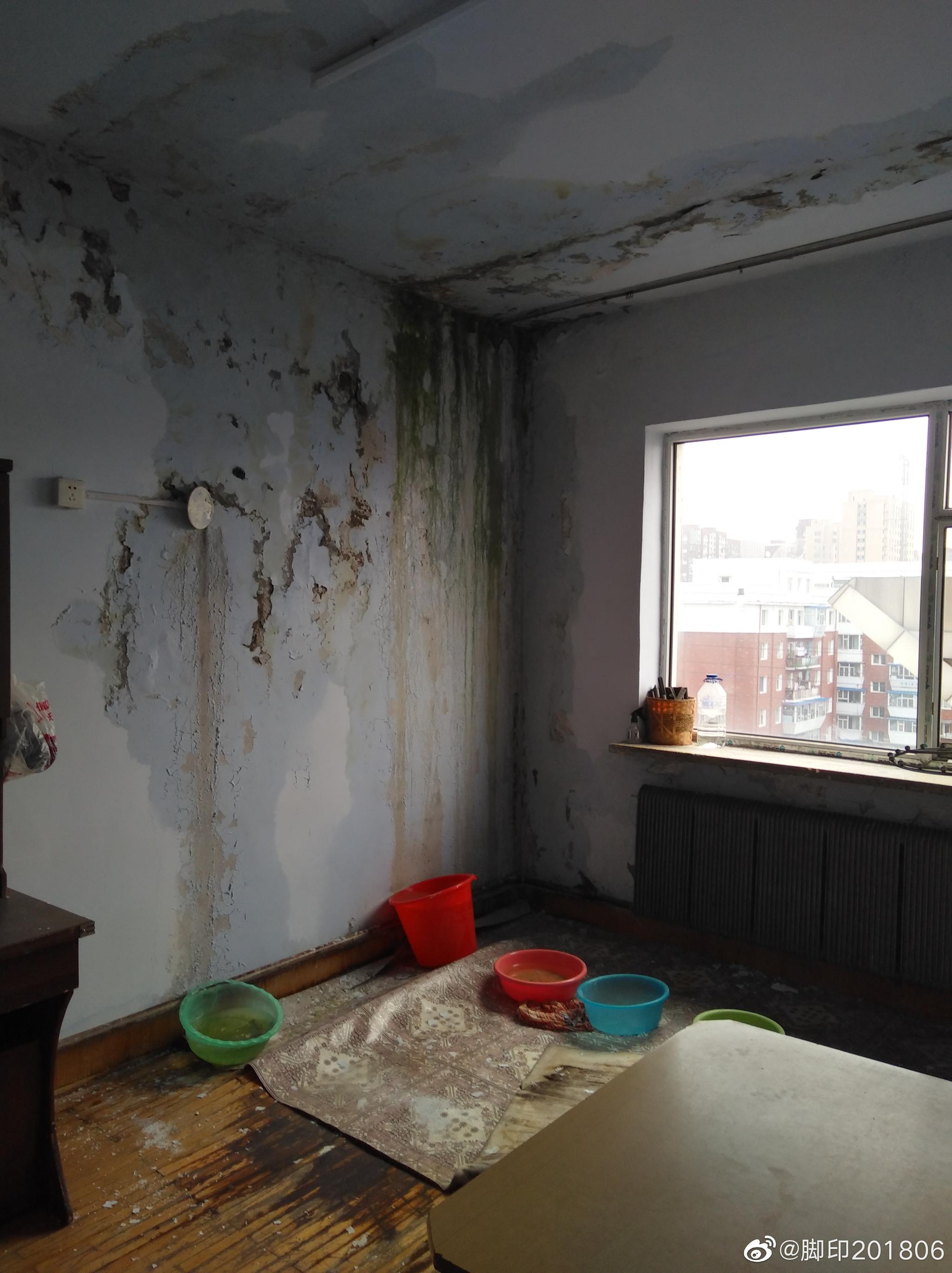 网友:这是我家滨河小区的房子.只要下雨就漏水,冬天过去了