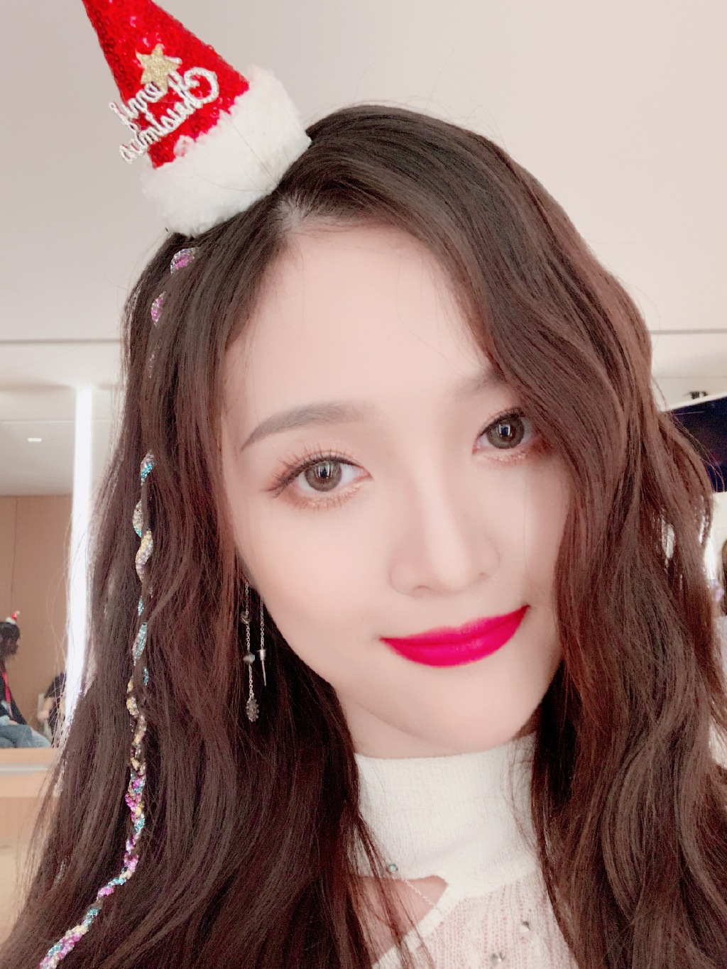 吴宣仪不愧是富家女,8万5外套 浓妆太惊艳,看到口红我沉默了