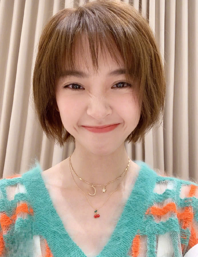 唐艺昕解锁自拍新姿势动鼻子样子真可爱小酒窝更是甜美满分