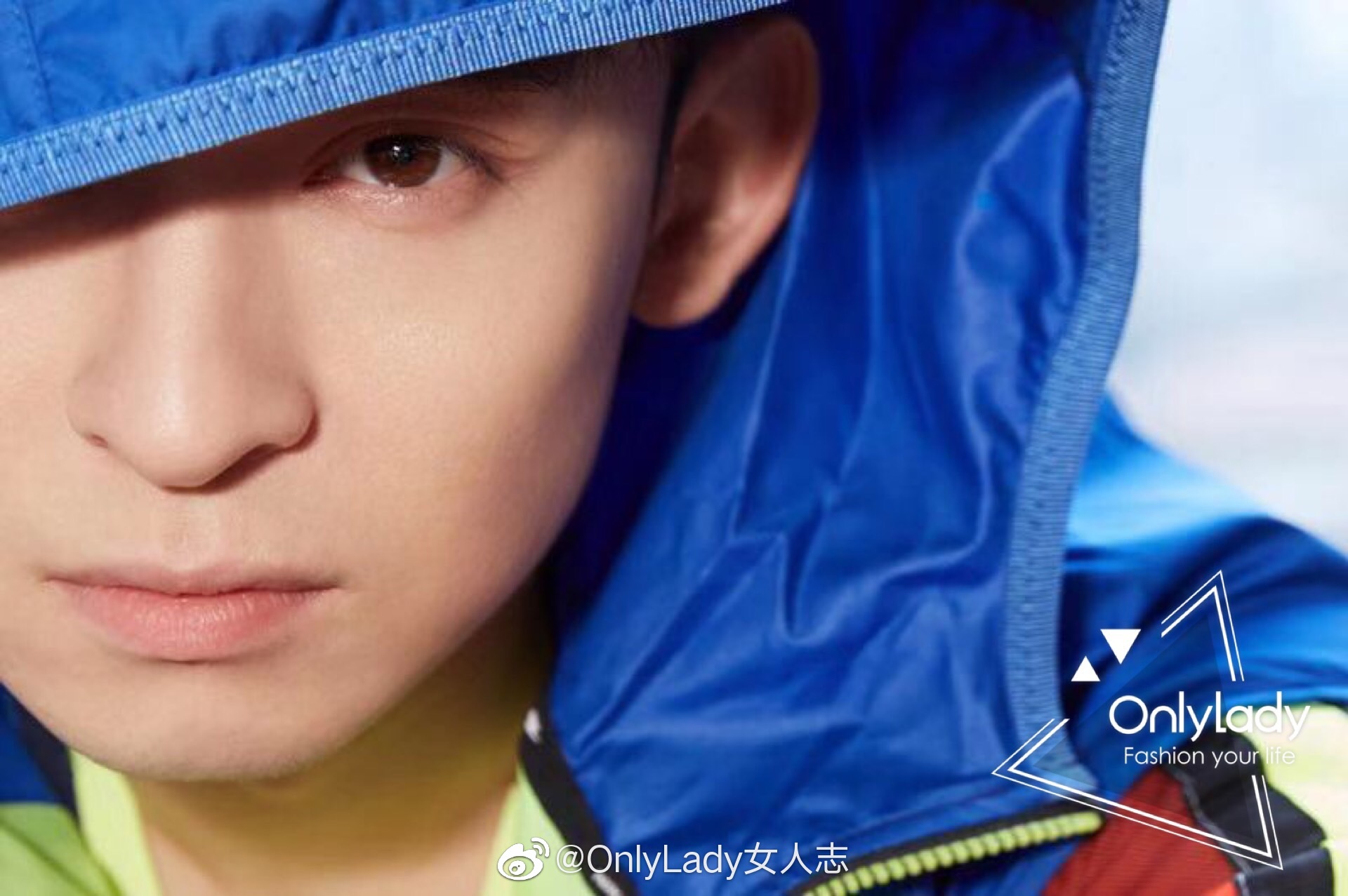 董冬咚d 一组运动写真曝光,照片中他身穿撞色拼接连帽外套