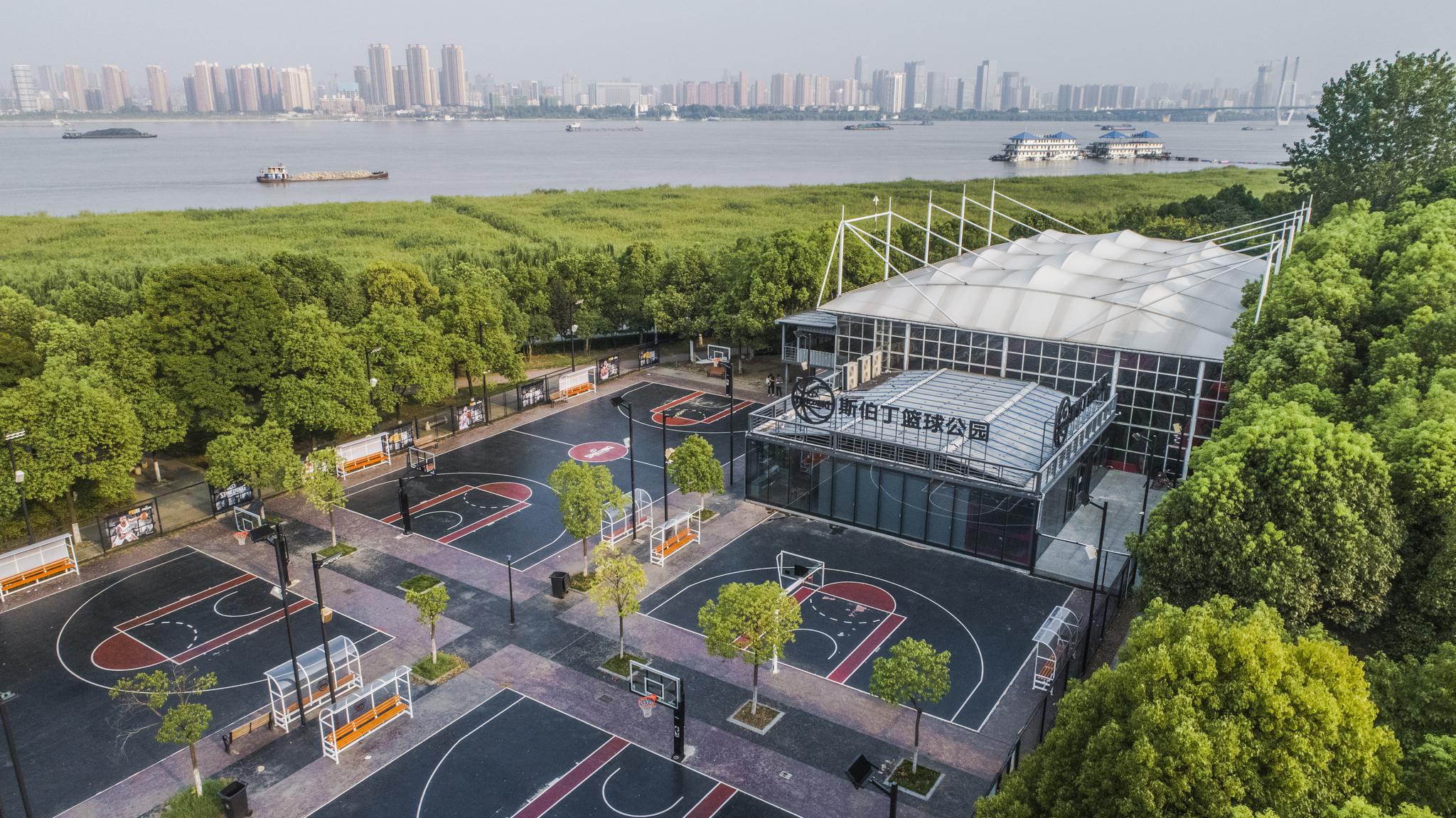 2019斯伯丁武汉市初中男子篮球联赛在斯伯丁江滩篮球公园开战_高清图