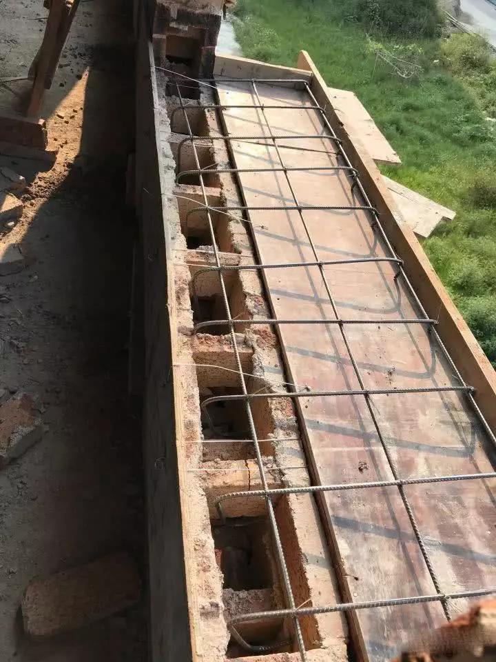 朋友图省钱听信工人的话,建房时全砌空斗墙,如今不敢住人成危房