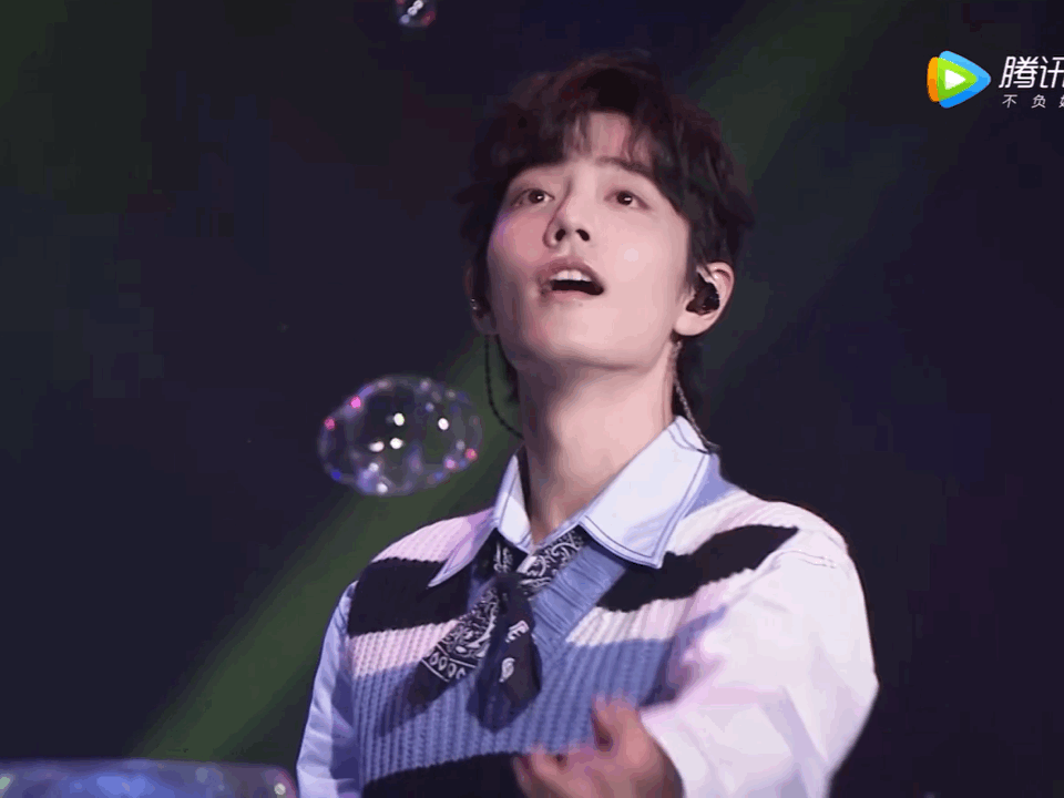 情歌王子肖战唱的《被风吹过的夏天》,当之无愧唱情歌最甜了