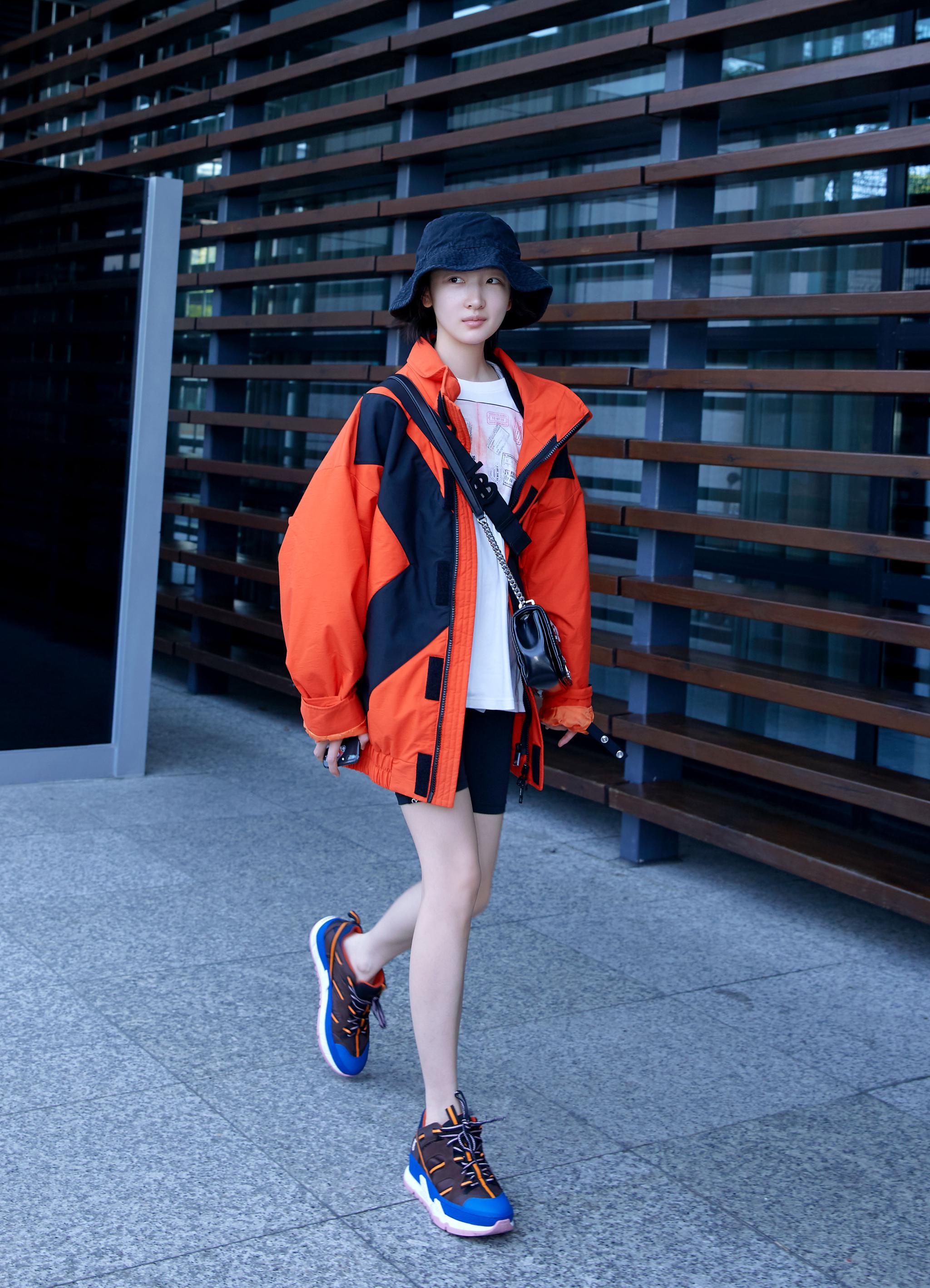 周冬雨身着burberry可拆式保暖内层拼接式尼龙运动外套