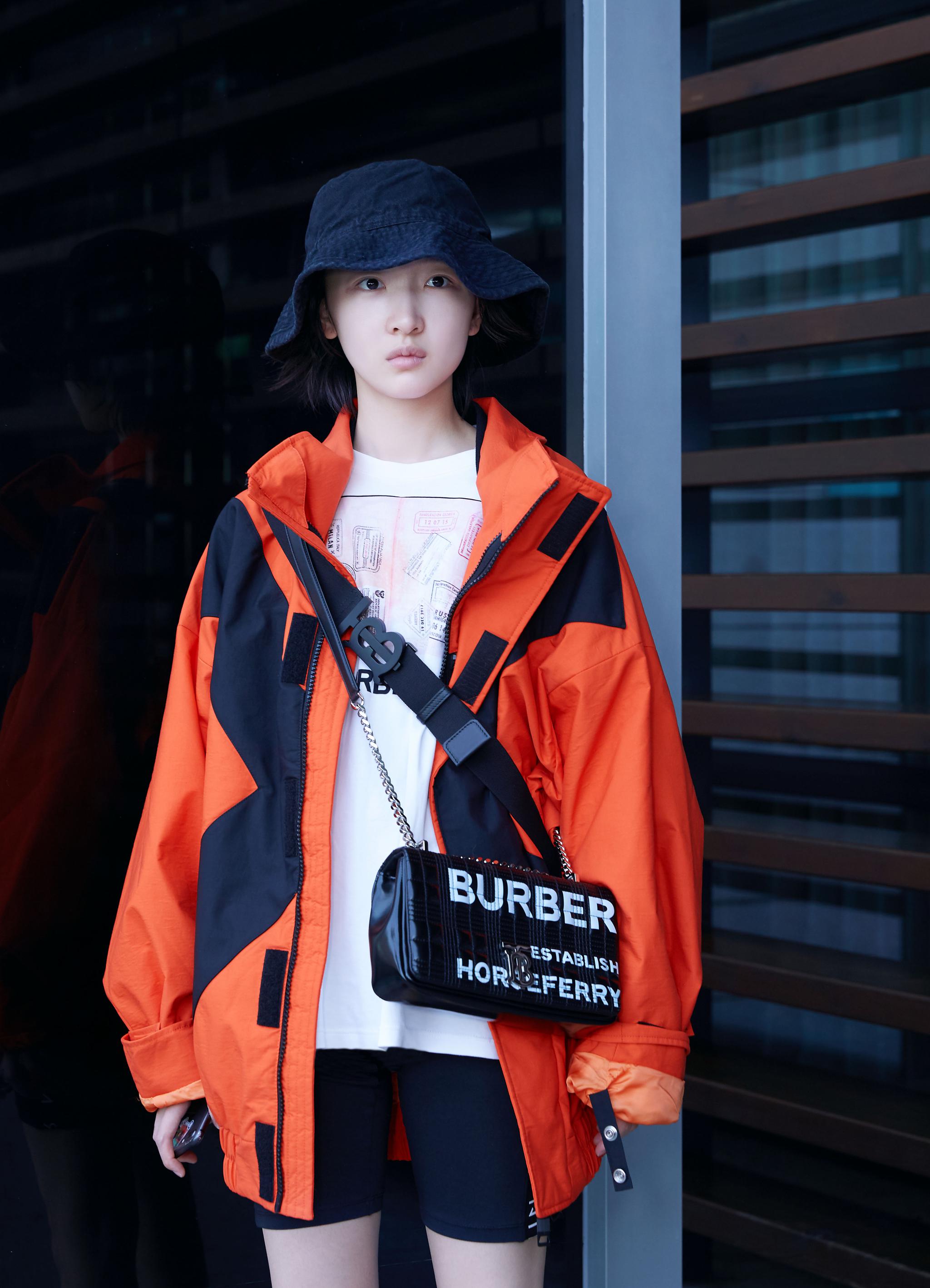 周冬雨 身着@burberry 可拆式保暖内层拼接式尼龙运动外套