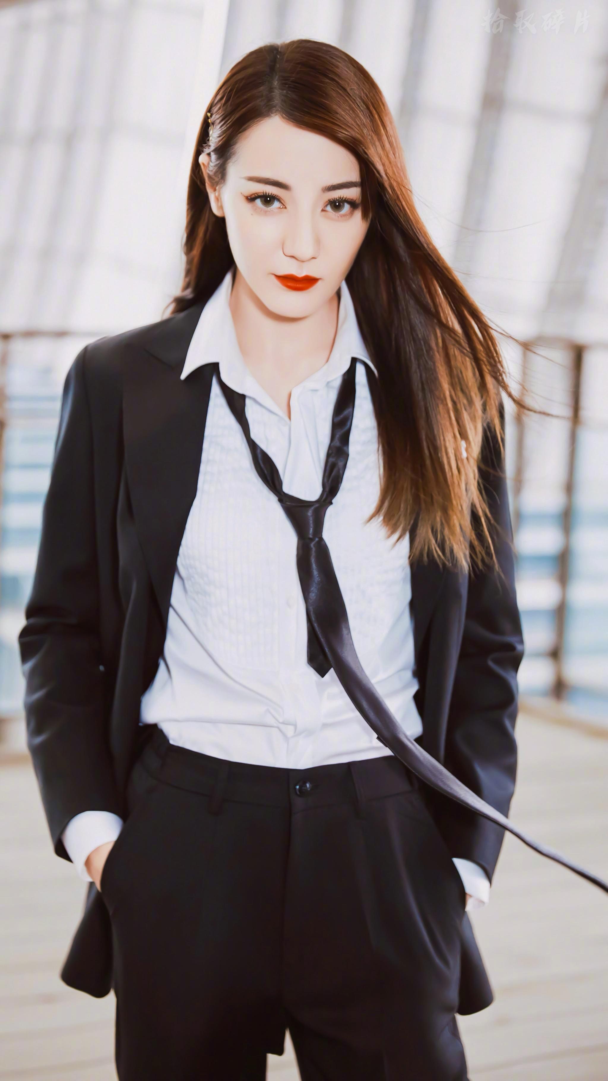 可以把西装穿的这么帅的女明星,迪丽热巴必须榜上有名!