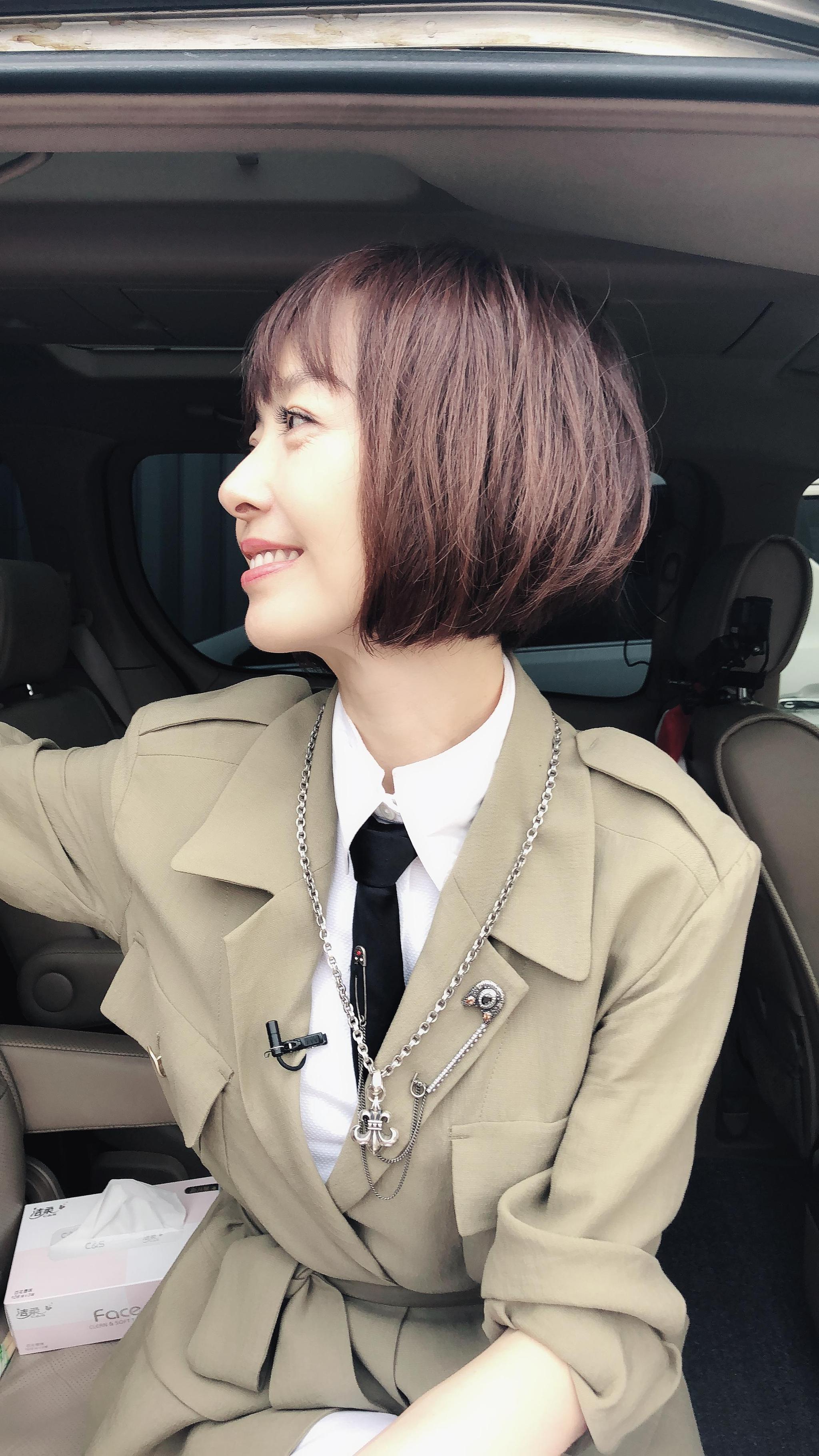 波波头到休闲装现实机场,意外减龄又时髦|陈鲁豫|发型|休闲装_新浪