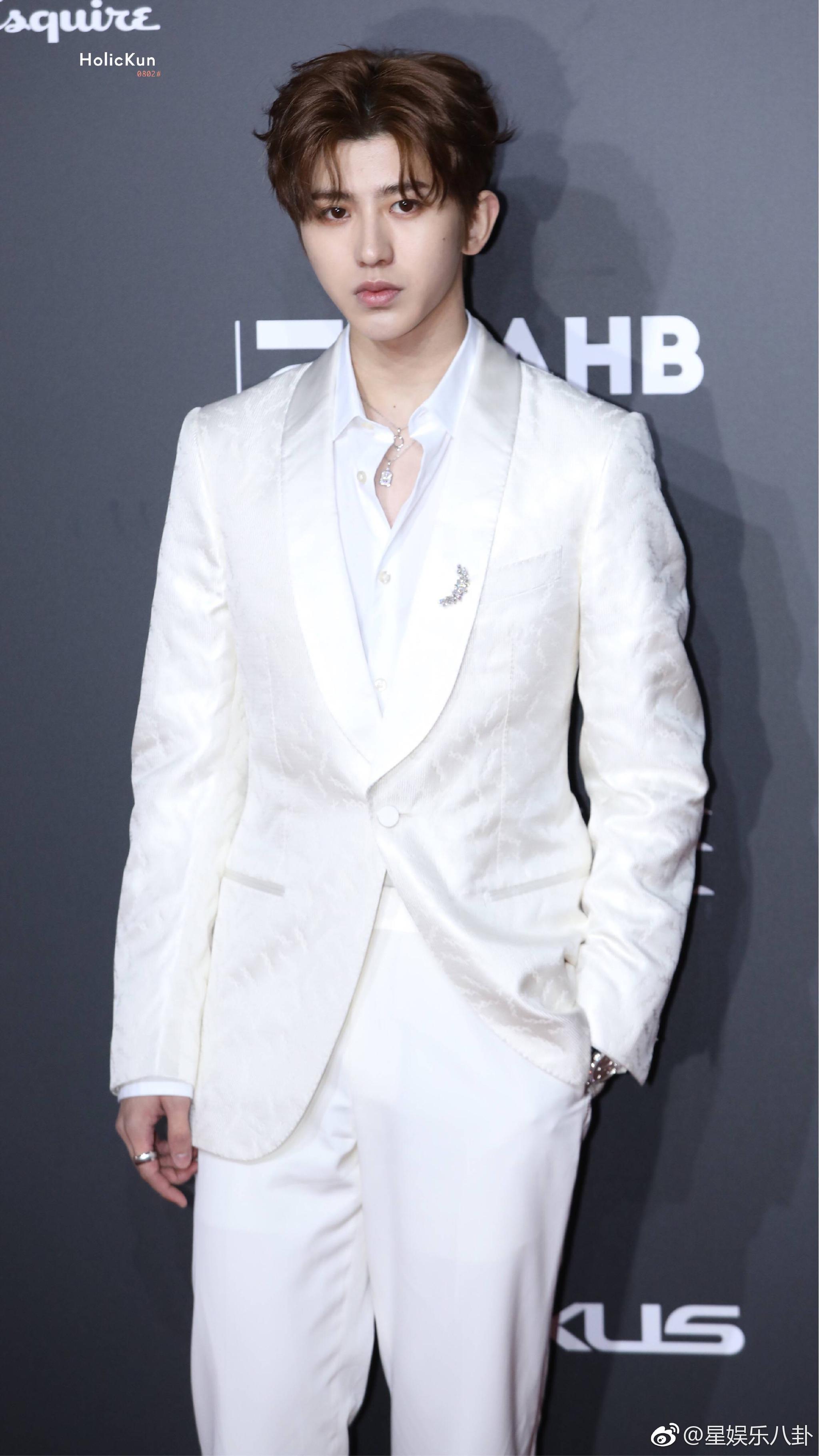 蔡徐坤白色西装 蔡徐坤 年度时尚先生盛典 蔡徐坤刺绣西装 蔡徐坤