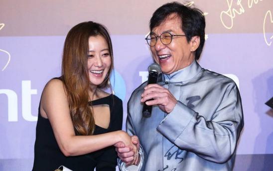 24岁被成龙捧红后,如今女儿已经4岁了|白冰|王丽坤|成龙_新浪网