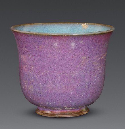 钧窑瓷器历来被人们称之为国之瑰宝在宋代五大名窑中以釉具五