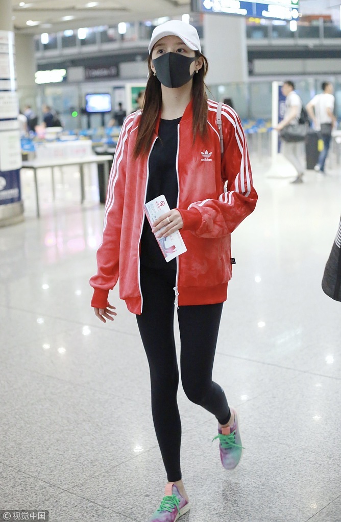 关晓彤红色运动装搭配