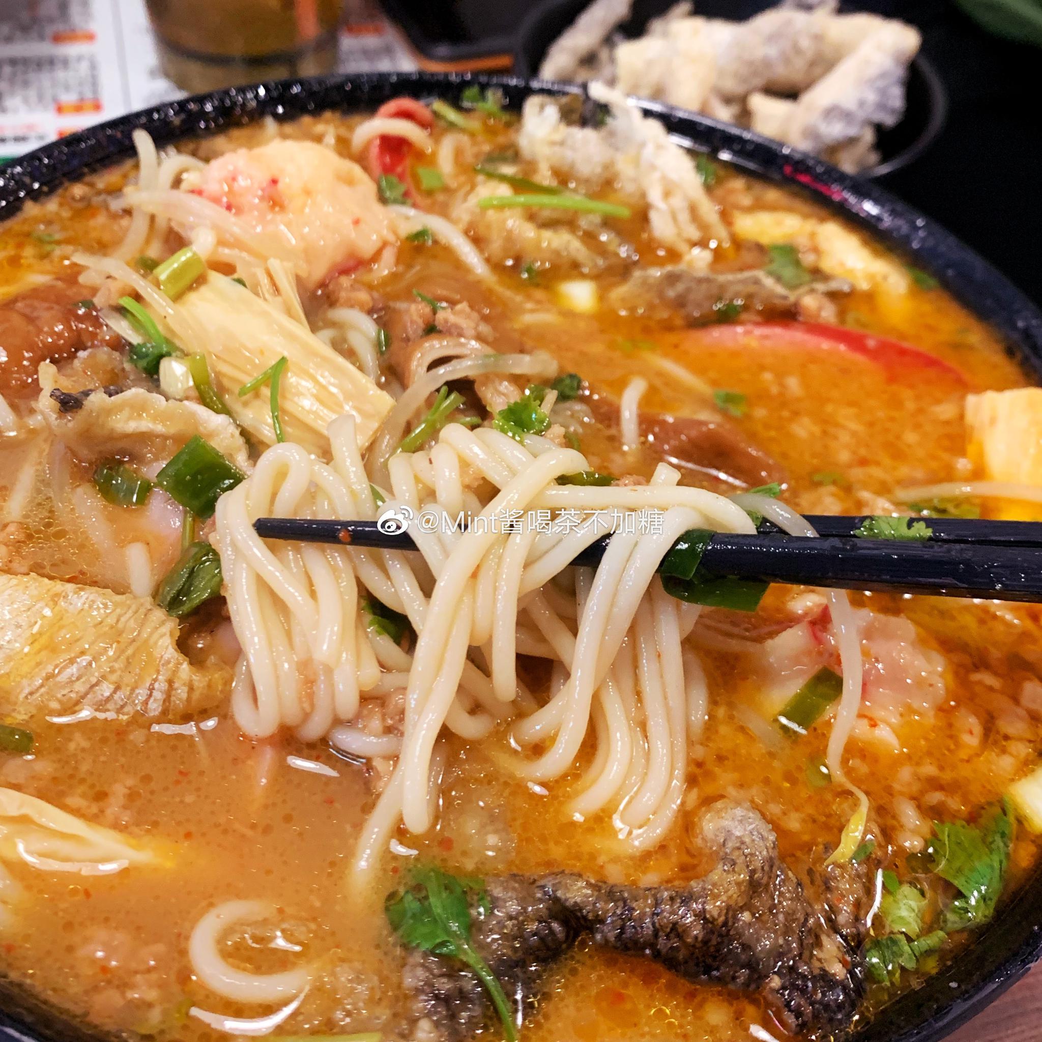 消息就拉着同事赶紧去了作为魔都第一家完全还原港味的港式小锅米线