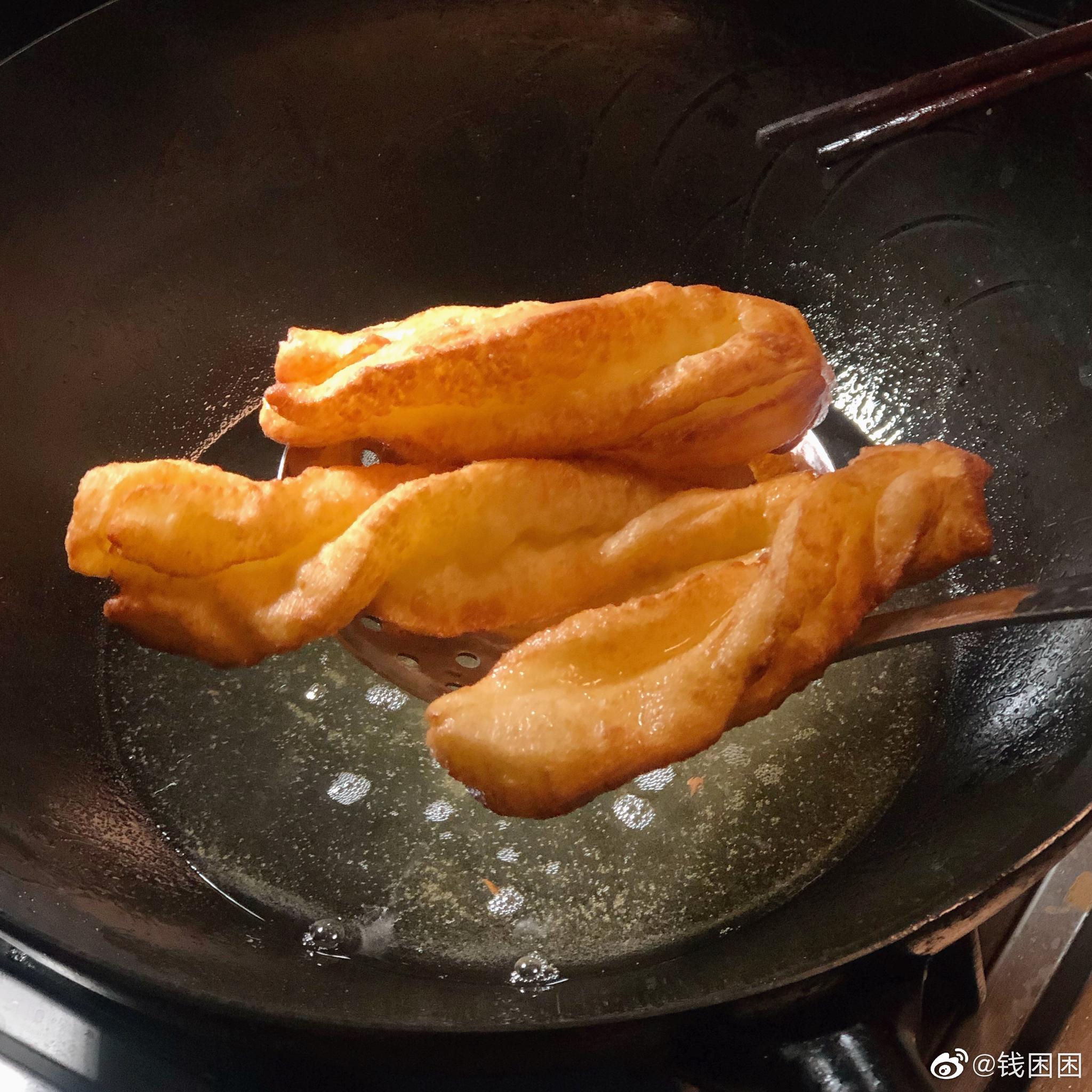 今天我妈发面做油条,我爸负责炸.太好吃了,很蓬松