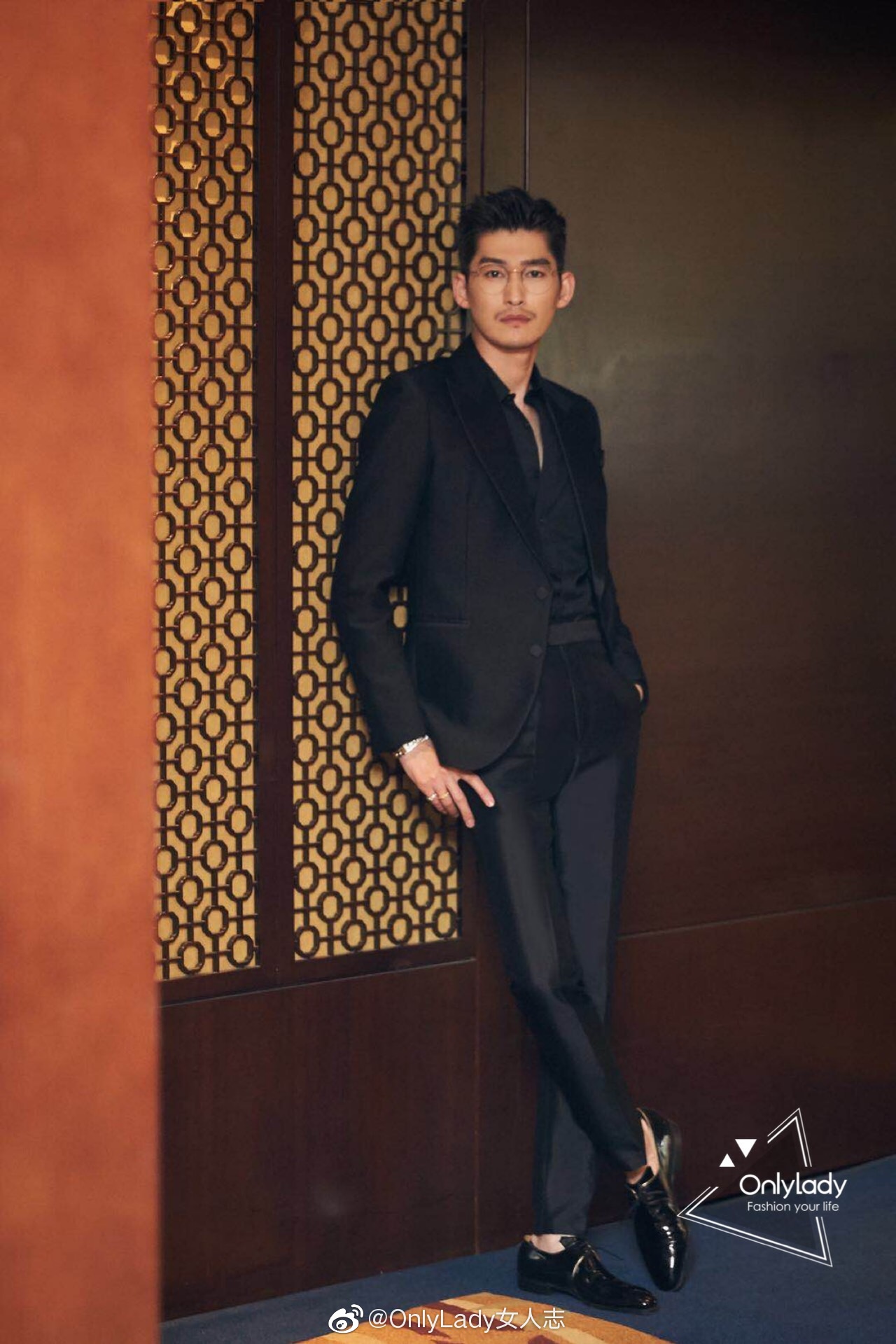 今日@张翰 一身黑色西装搭配金丝边眼镜