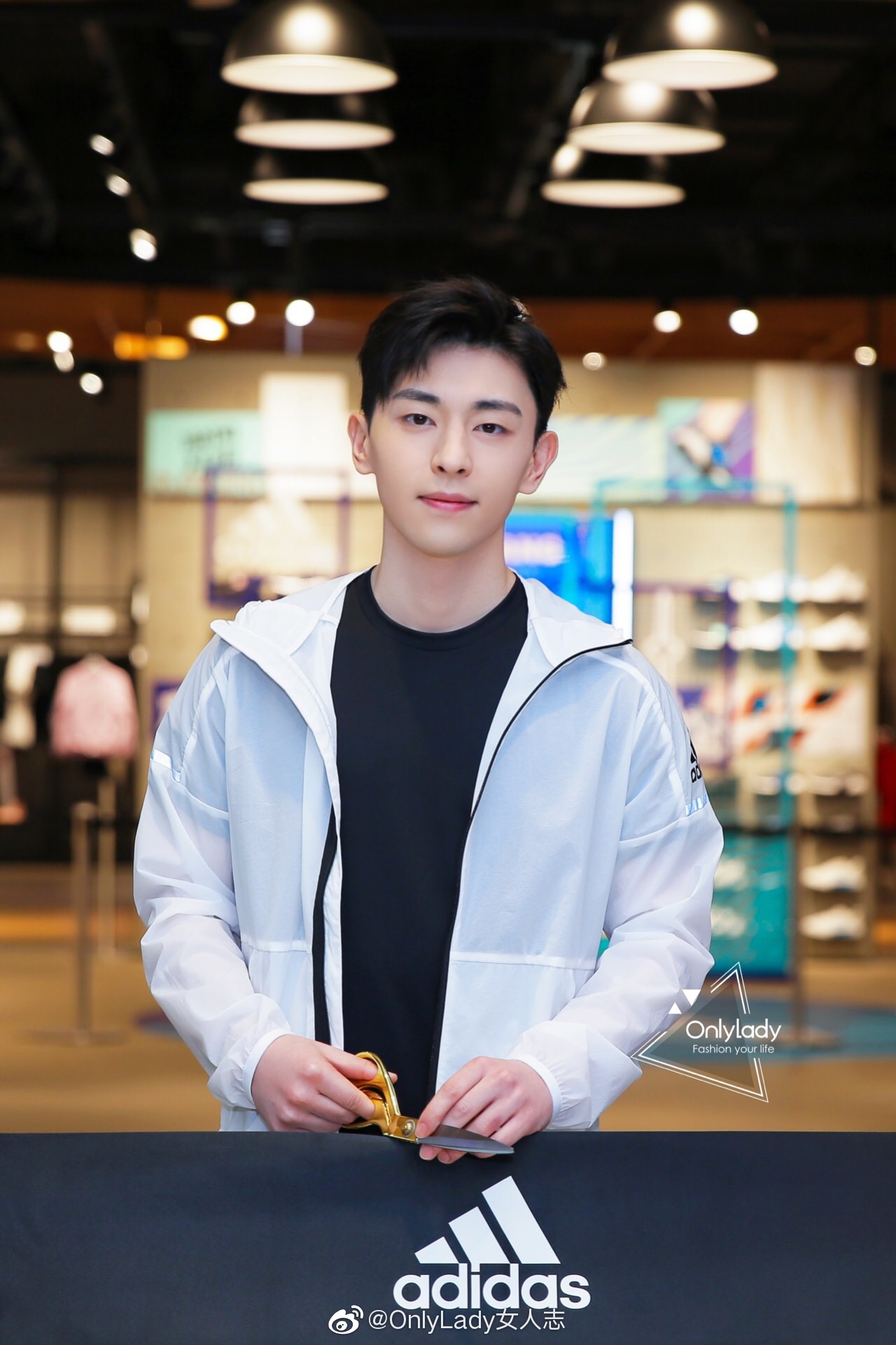 邓伦 今日现身某活动现场,身着黑白色运动套装,和品牌小白鞋