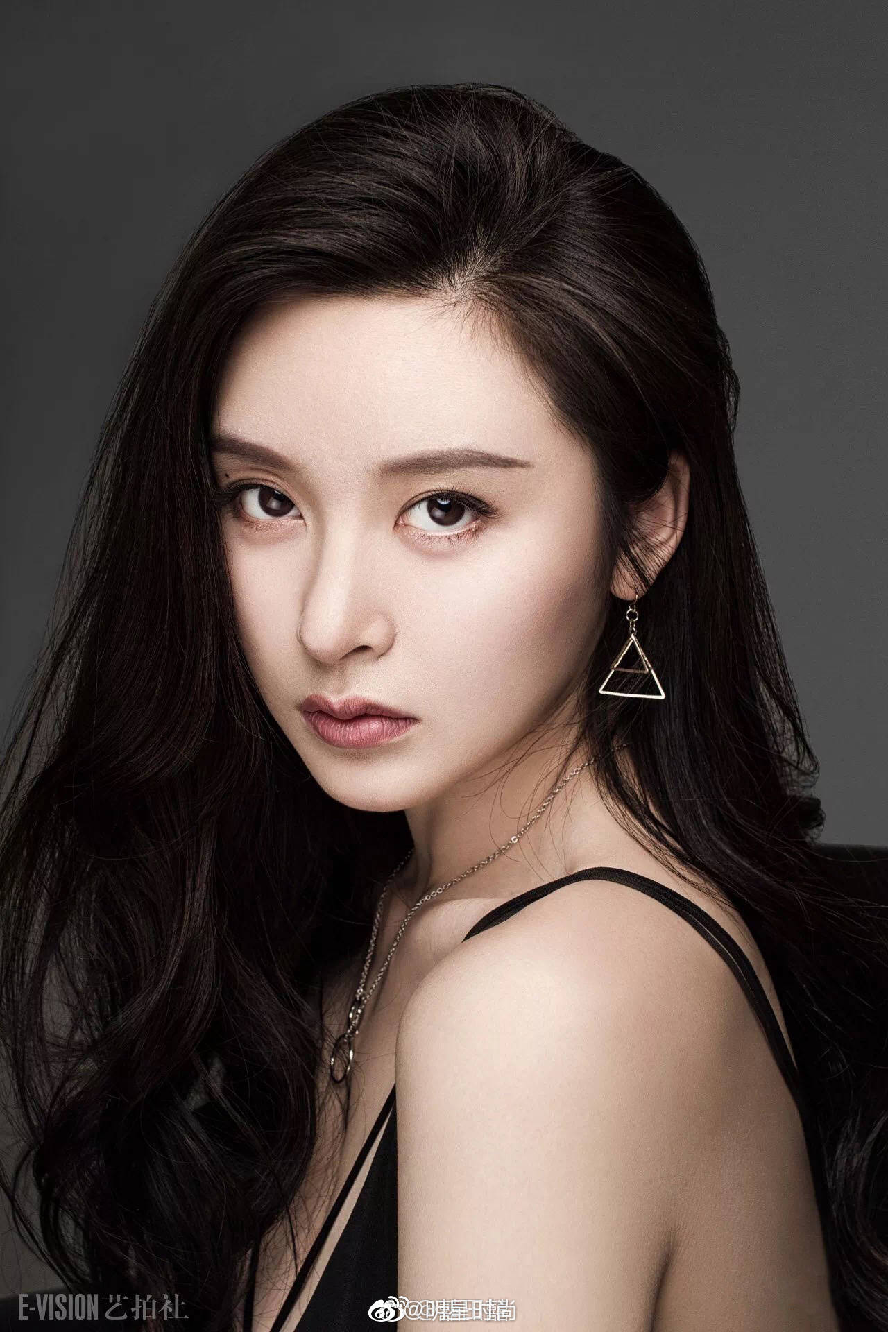 成龙大哥刚刚上映的电影龙牌之谜中有个中国女孩李萌萌萌萌打