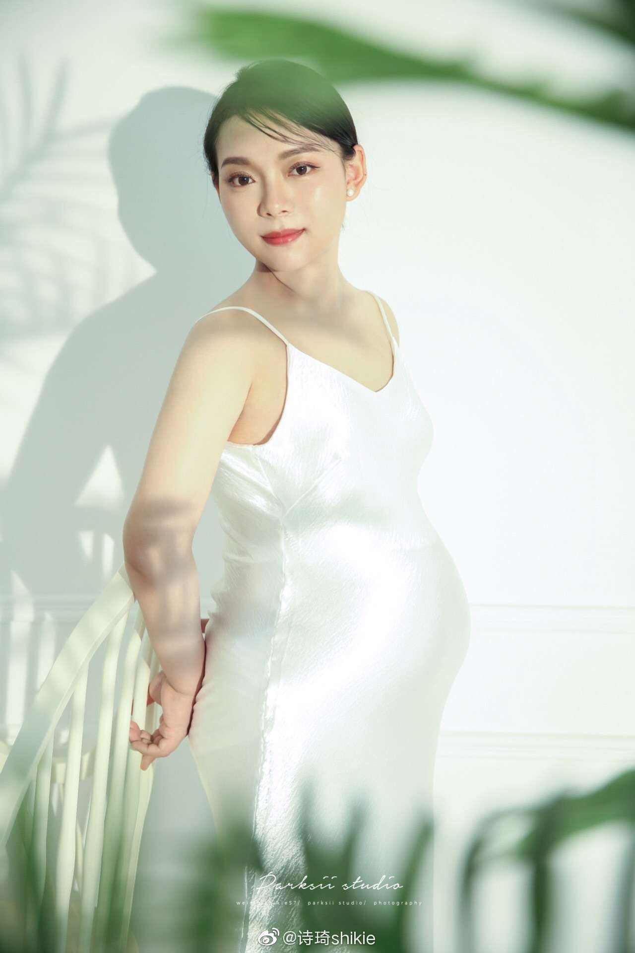 平时大家看到商家的孕妇照样片都是模特佩带假肚子拍摄