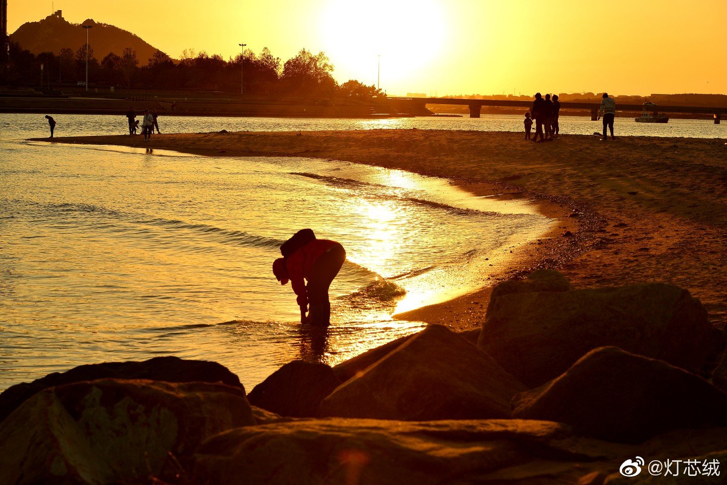 蓝天碧海白浪沙滩玩沙子捡贝壳太阳慢慢落山晚霞映照着海面