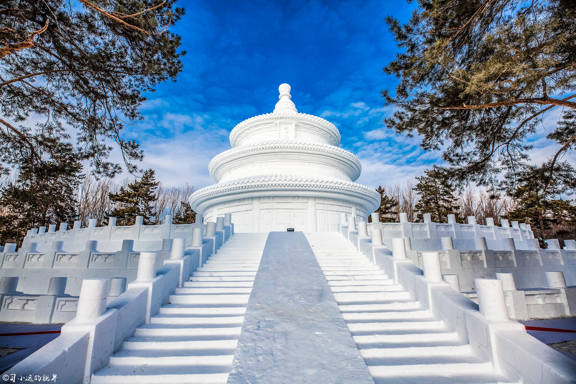 不禁赞叹,原来这精美的雪雕都是这样一刀一刀刻出来的