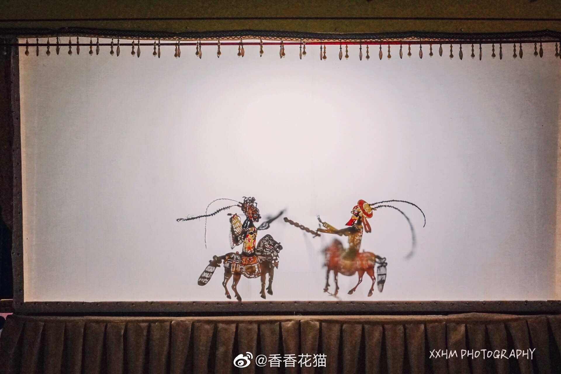 民乐县皮影戏由三堡镇艺人鲁金章传承."一席之地,挥舞千军万马"