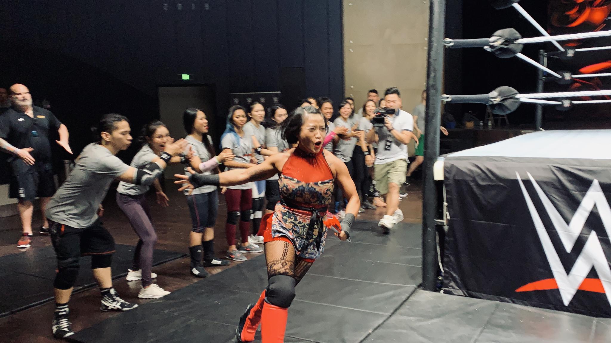 过去了几天里同为助教的@wwe李霞 和蕾娜·冈萨雷斯reina gonzález